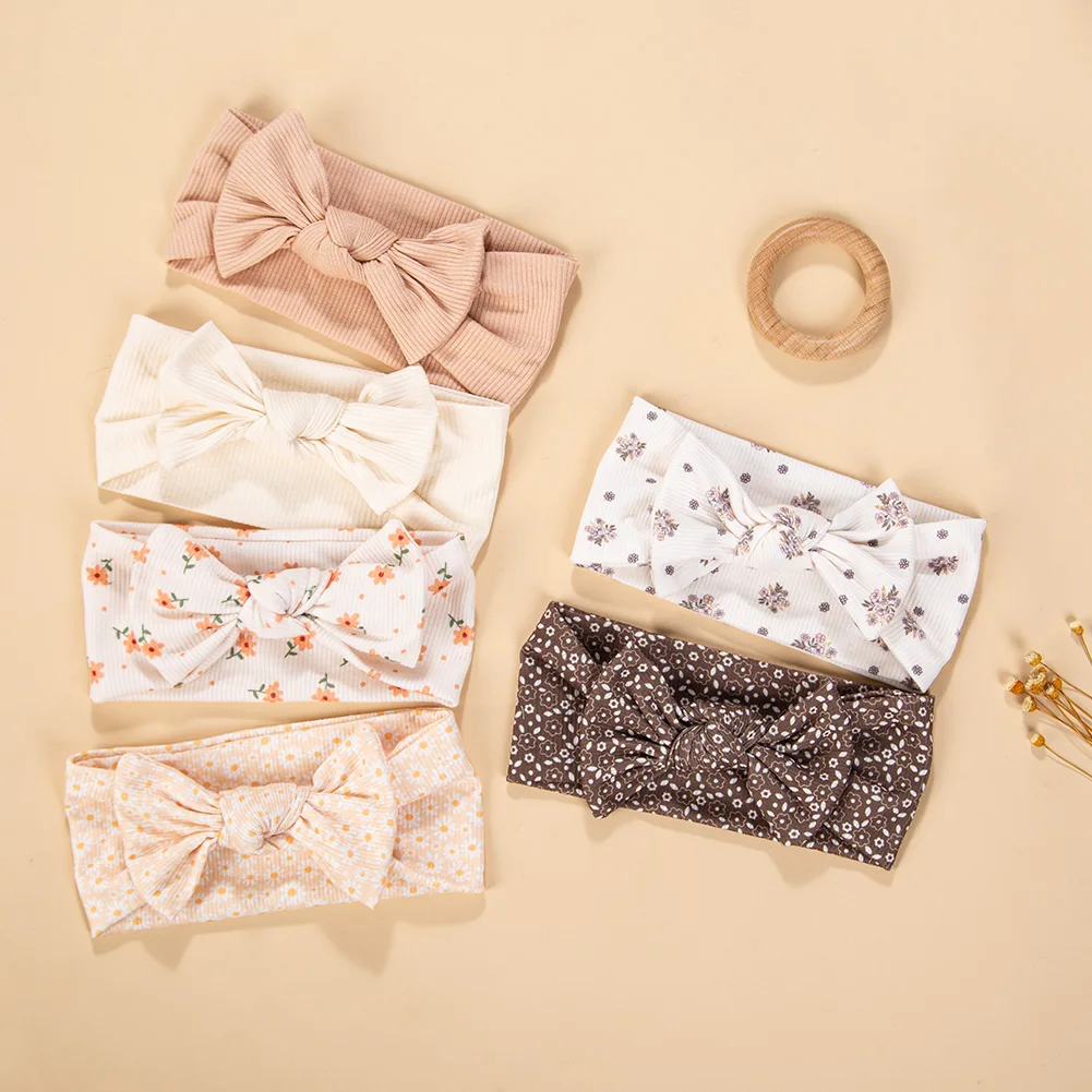 Diadema elástica con lazo floral para niña – Color crema - imagen 4