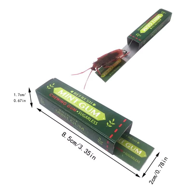 Detalle de la cucaracha simulada saliendo de la goma