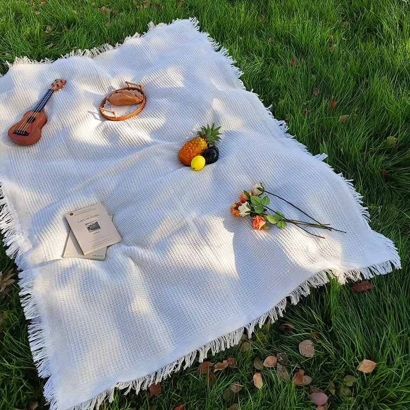 Manta de picnic de lino con diseño waffle y flecos para exteriores - imagen 2