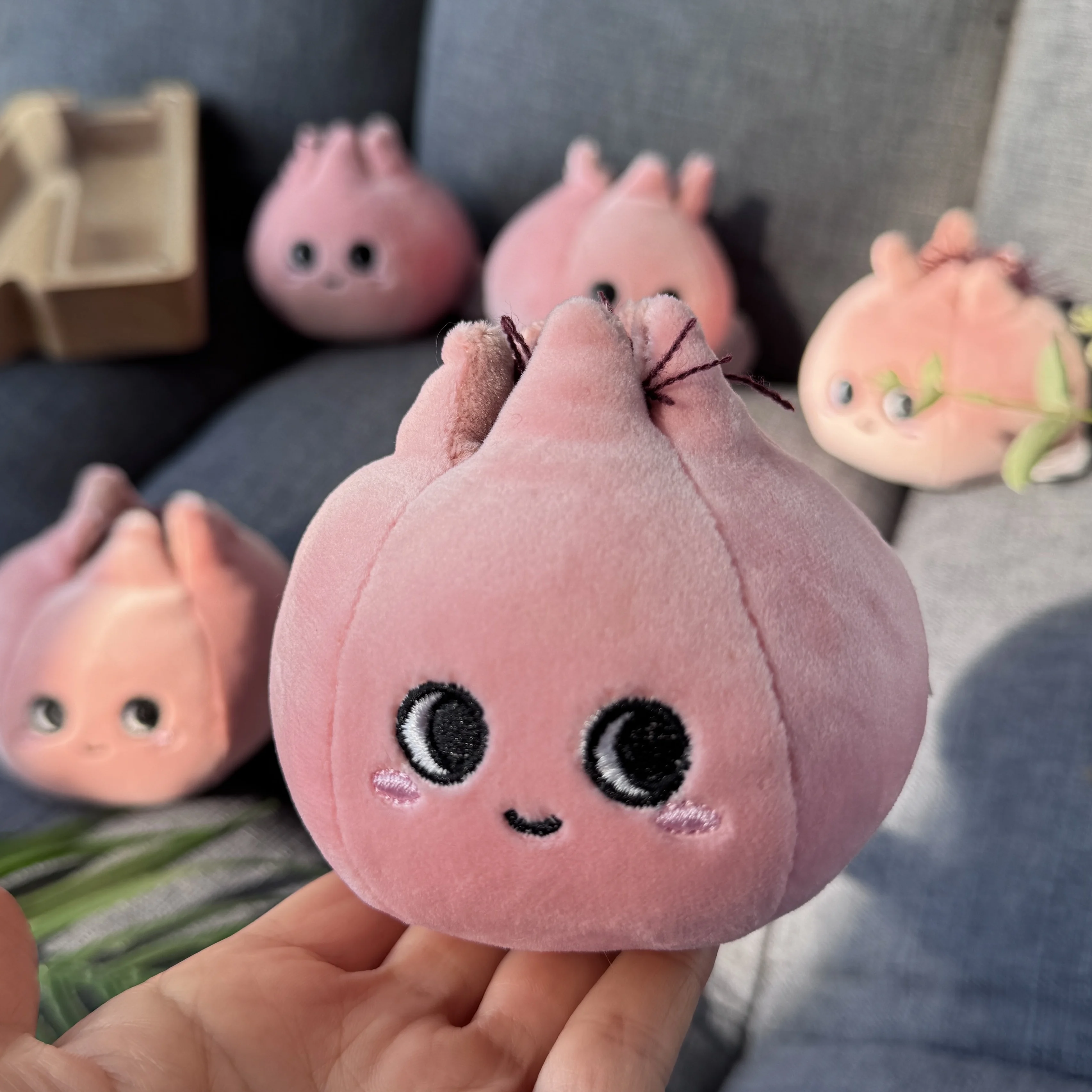 Peluche granada rosa – Juguete infantil de tacto suave - imagen 3