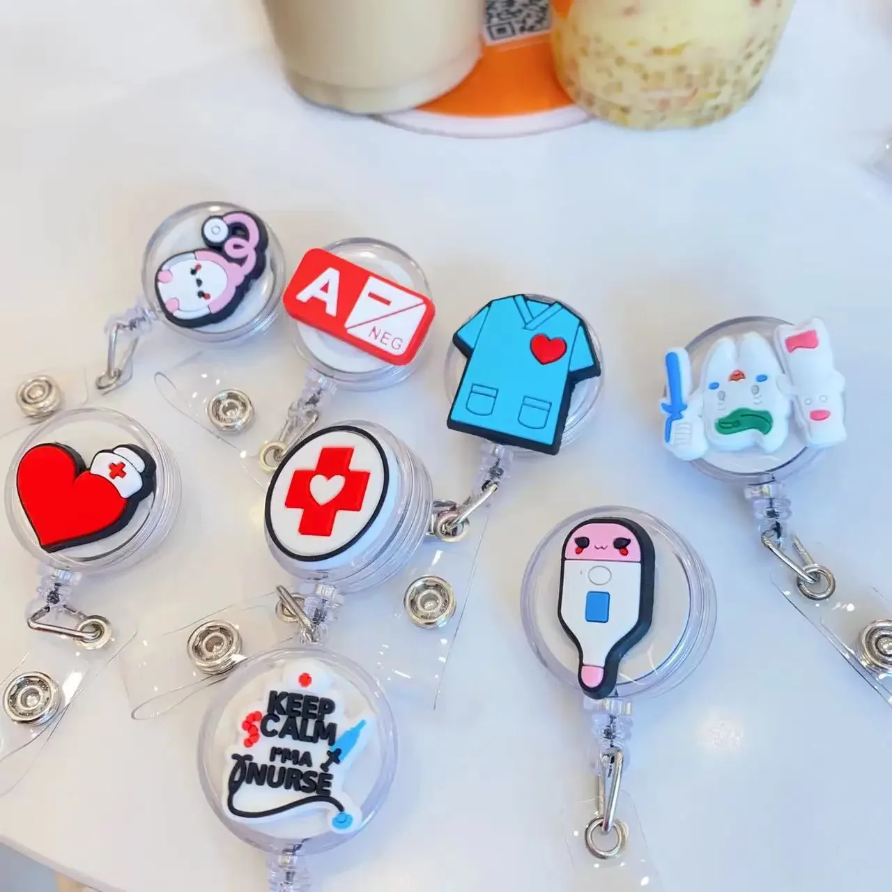 Porta credencial infantil con cordón para carnet médico o enfermera - imagen 3