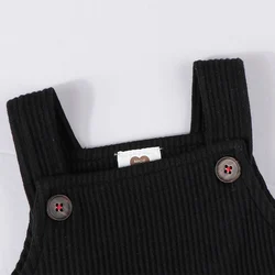 Pelele negro tejido acanalado para bebé con botones y bolsillo