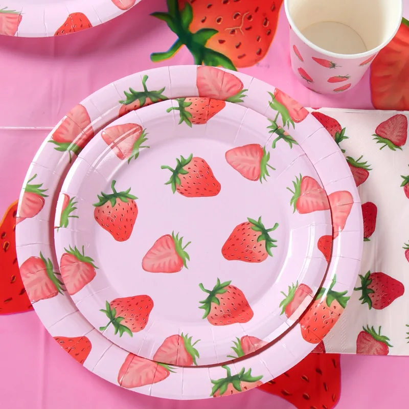 Un plato rosa con fresas