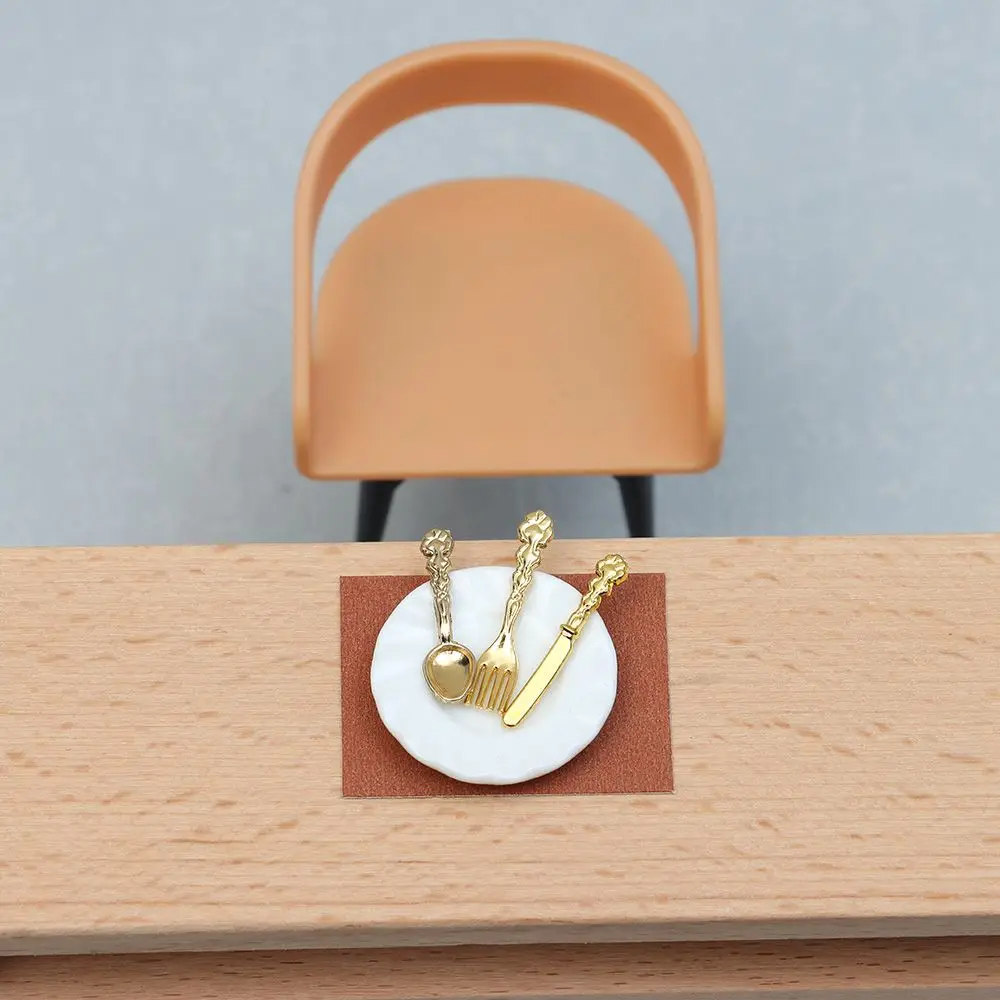 Una mesa de madera con un plato y una cuchara y un tenedor en la parte superior