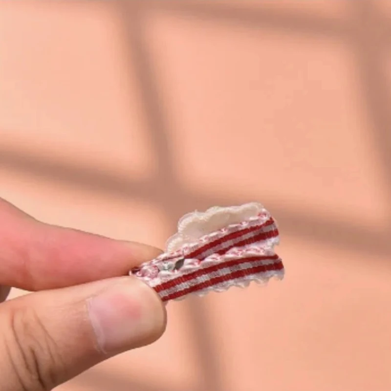Pinzas para niña con estampado de cuadros vichy y fresas bordadas - imagen 3