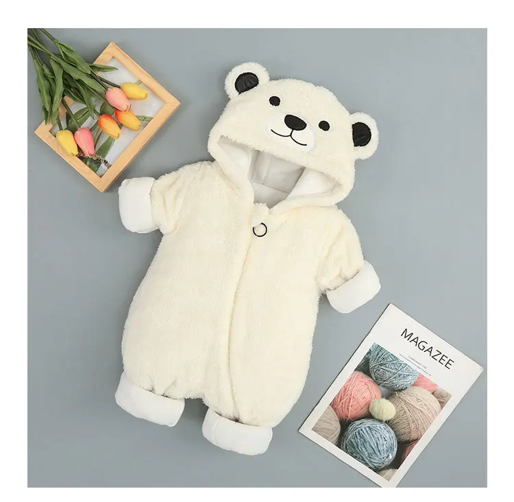 Modelo infantil luciendo el pelele de oso
