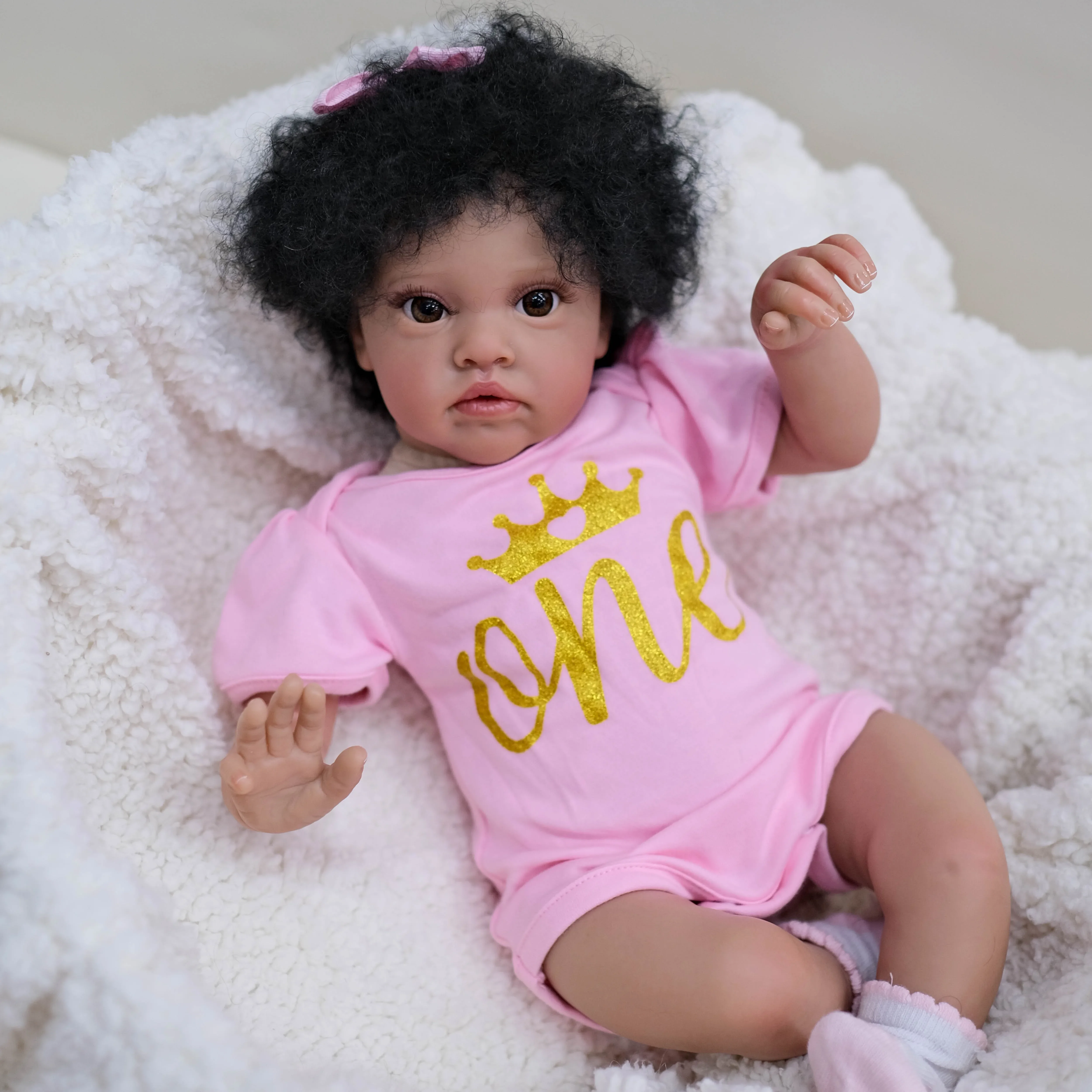 Muñeca Reborn NPK Chantal – Bebé despierta piel marrón oscuro - imagen 3