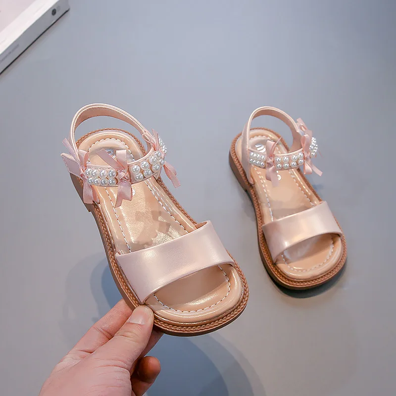 Sandalias de verano para niña, nueva moda, zapatos sencillos para niño, sandalias versátiles de princesa exquisita para niño, zapatos planos antideslizantes suaves para playa 2025 - imagen 2