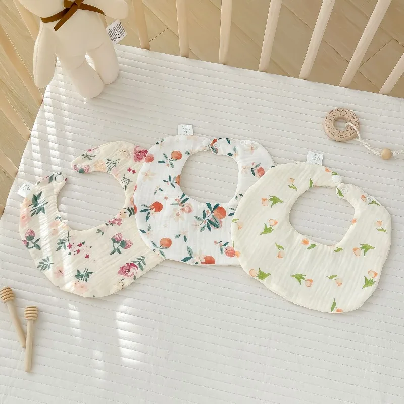 Babero de gasa multicapa para recién nacido con estampados infantiles - imagen 2