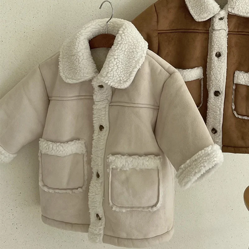 Chaqueta gruesa para niños mostrando detalle de solapa y bolsillos