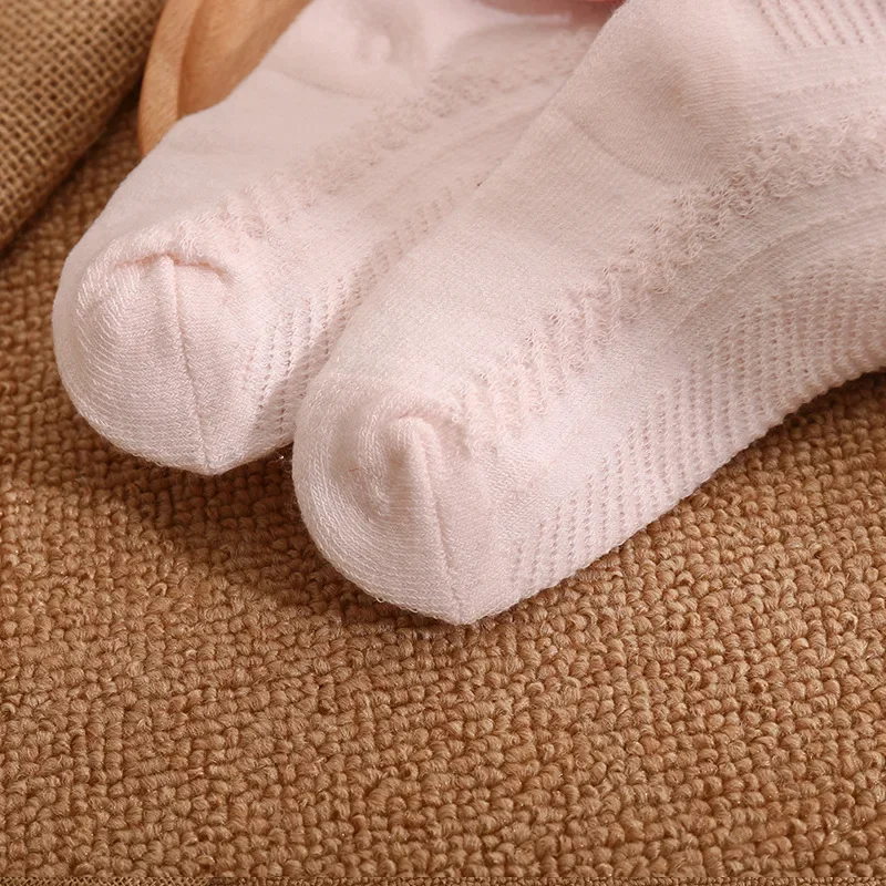 Calcetines de malla para bebé niña – Transpirables con lazo y encaje - imagen 3