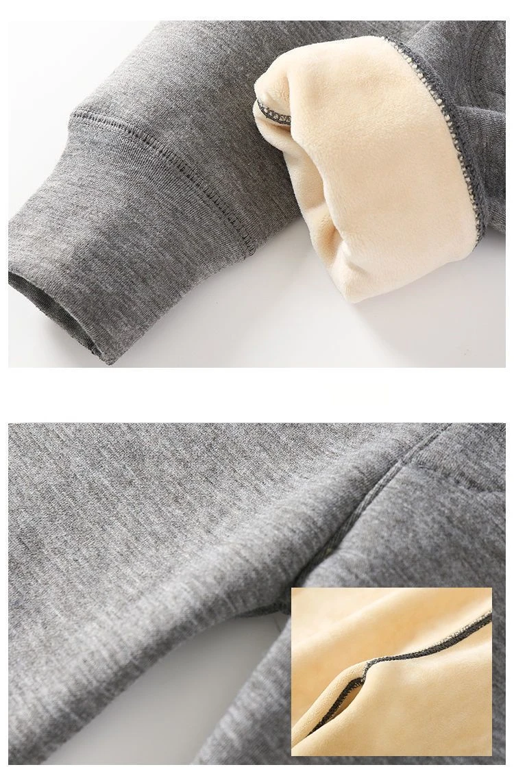 Un suéter gris con un bolsillo blanco y un suéter