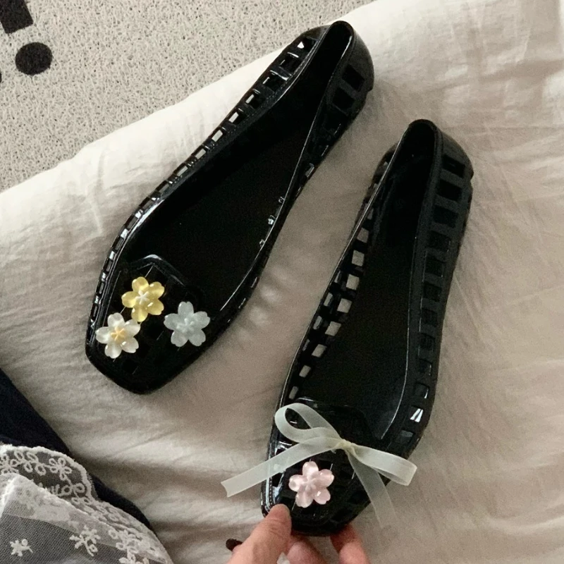 Sandalias de moda de estilo coreano para mujer, zapatos planos de gelatina de verano, PVC suave, cinta de flores DIY, zapatos planos de calle de playa diarios para mujer