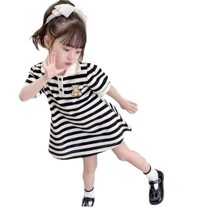 Vestido polo de verano para niña con oso bordado y falda a rayas