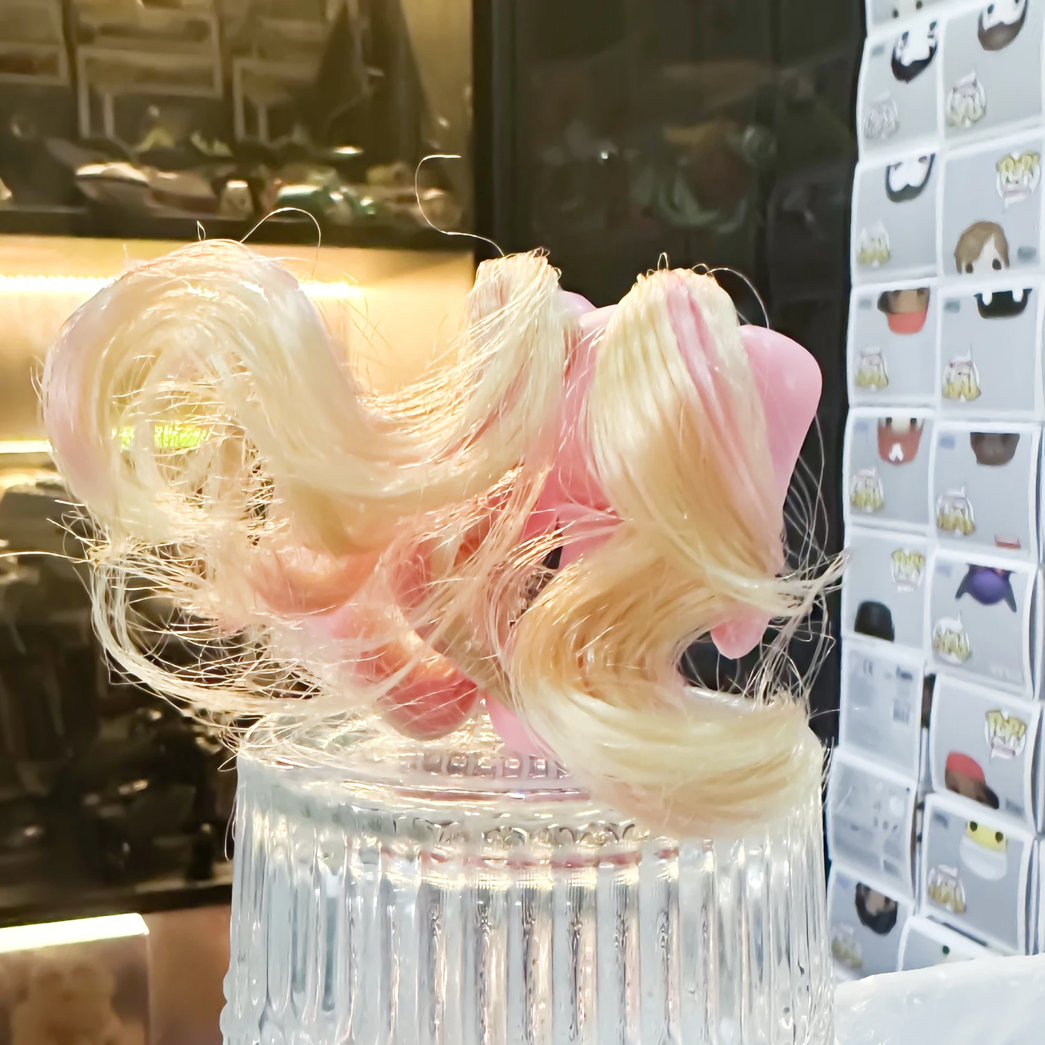 Perro rosa de 5cm con pelo, animales raros coleccionables, mascota, perro blanco, lindo Anime, figuras de acción, juguetes, regalo de Navidad, juguete para niños y niñas - imagen 3