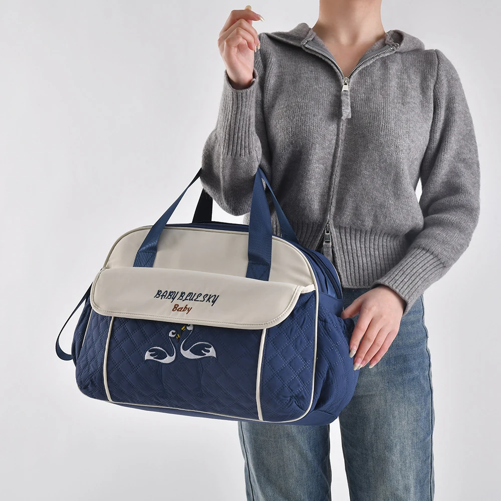 Bolsa de pañales manos libres con cisne y correas acolchadas
