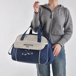 Bolsa de pañales manos libres con cisne y correas acolchadas