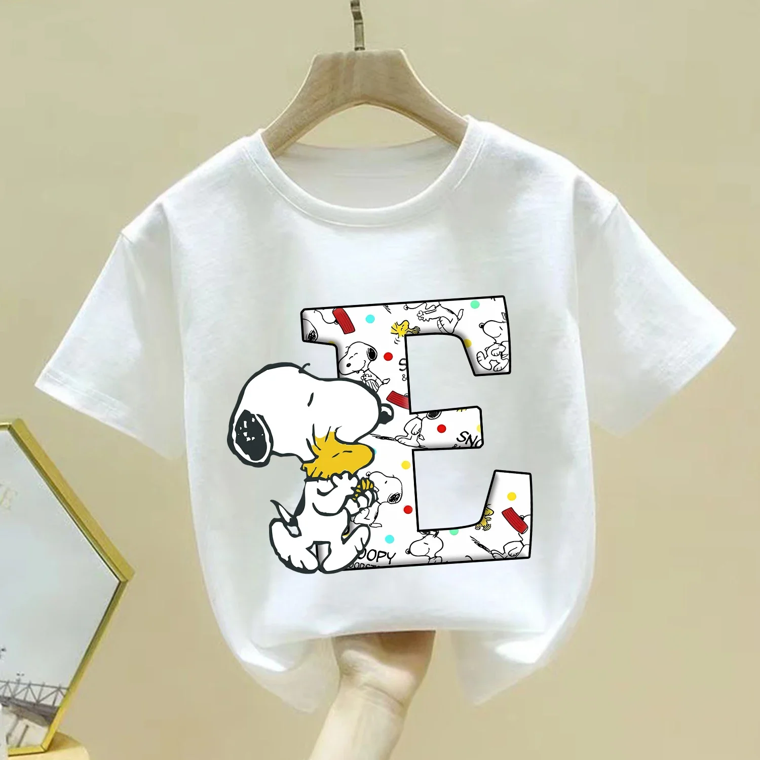 Camiseta con letras de Snoopy A-Z para niños, ropa de Anime de dibujos animados bonitos, ropa de cuello redondo a la moda, camiseta blanca de manga corta para niños, camiseta de verano