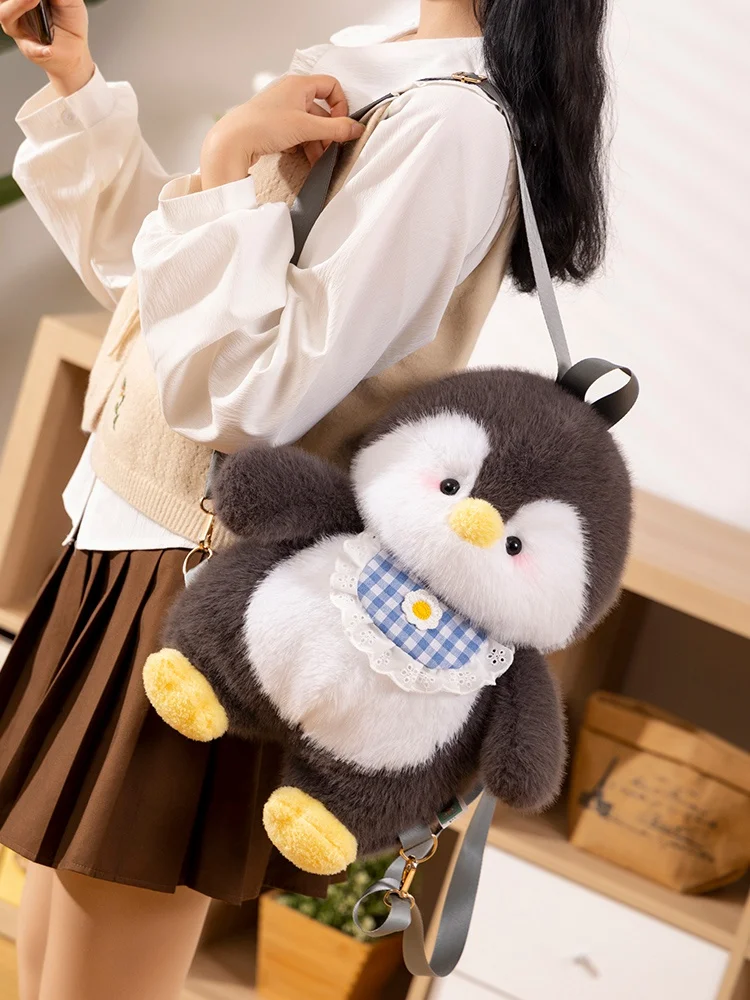 Diseño frontal de la mochila de pingüino