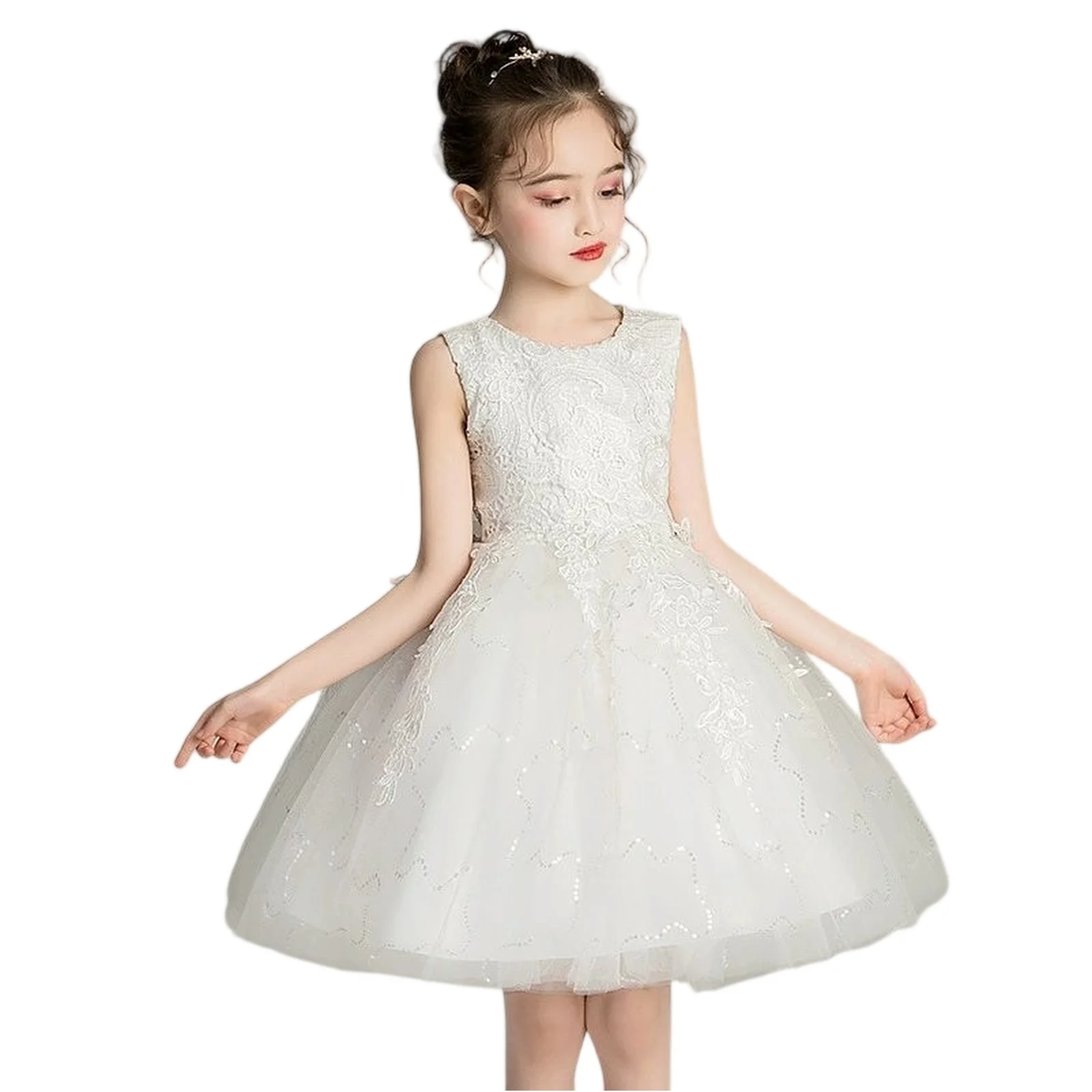 Detalle de cuentas de flores en el vestido infantil