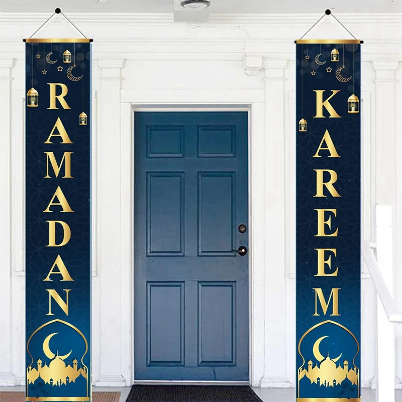 Dos pancartas con las palabras Ramadan y Kareem sobre ellas