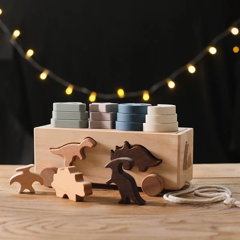 Una caja de madera con formas de animales