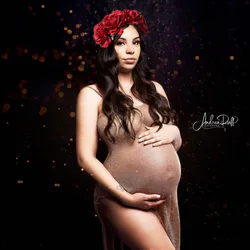 Vestido de maternidad dorado para sesión de fotos con bata