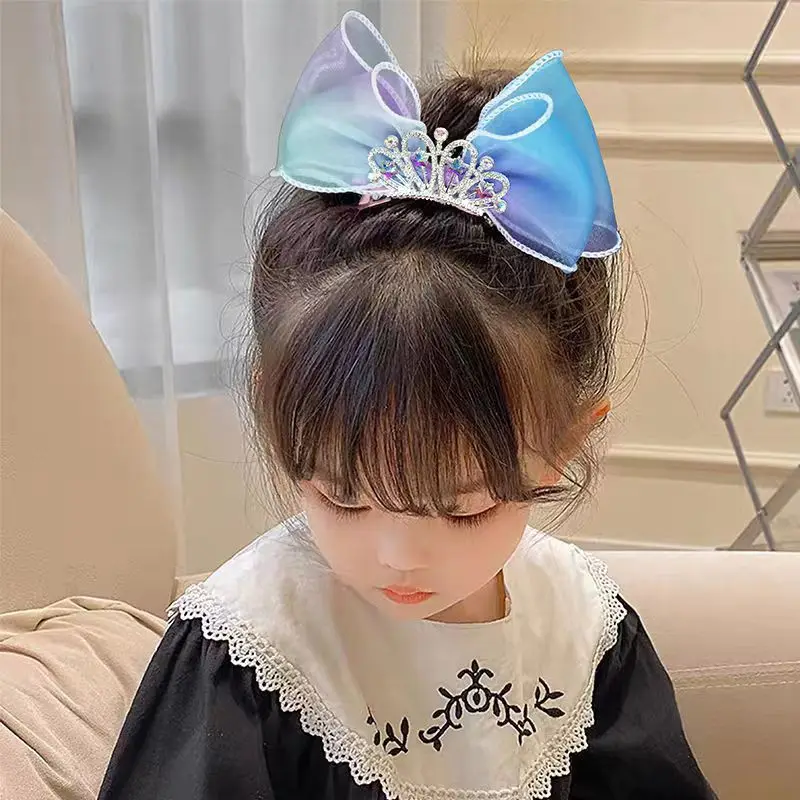 Pinza para cabello con detalle de corona