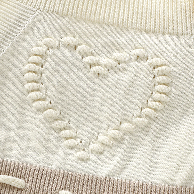 Un suéter blanco con corazón