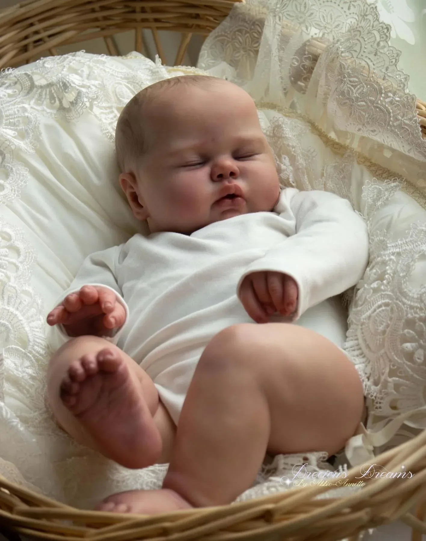 NPK Muñeca de peluche realista para niña - imagen 4
