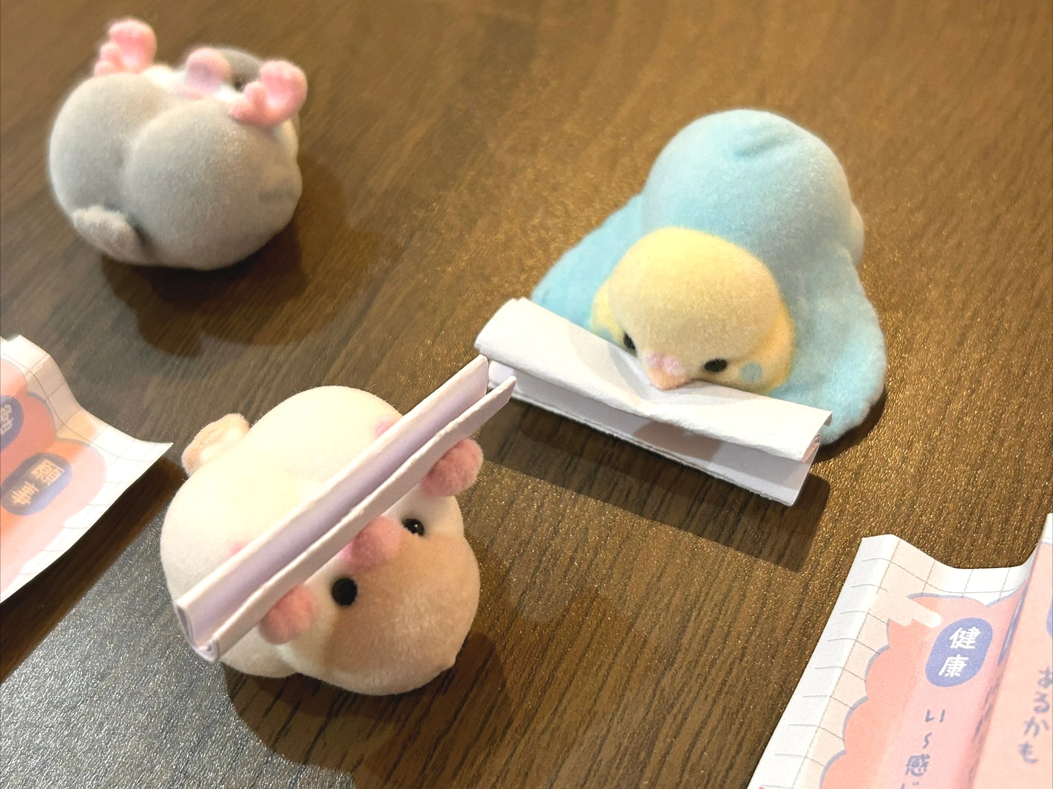 Juguetes de cápsula del mundo grito, lindo flocado, relajado, adivinación, pájaro, palmadita, cacatúa, gorrión, titan, loros, figuras de gasha - imagen 3