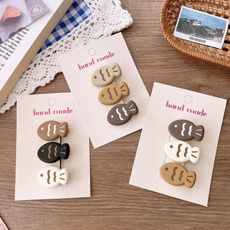 Pinzas pelo niños forma pez taiyaki – Diseño coreano beige con dibujos animados - imagen 2