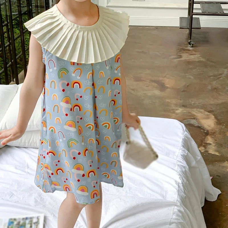 Una niña con un vestido con patrón de arco iris