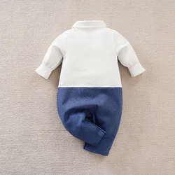 Mono vaquero con pajarita para bebé recién nacido