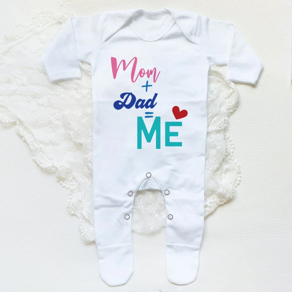 Bebé durmiendo relajado en el babygrow