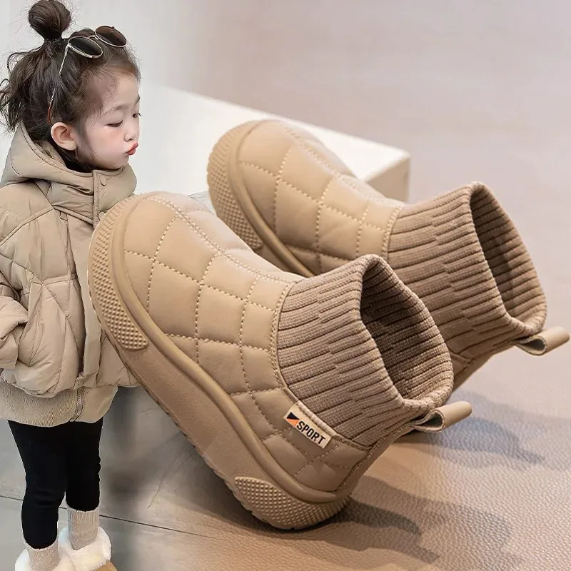 Bota de invierno para niños, novedad de 2025, bota Retro plana y cálida para bebé, bota informal a la moda para niñas, botas de nieve de terciopelo antideslizantes, botas cortas de otoño - imagen 2