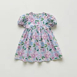 Vestido floral plisado de manga corta para niña