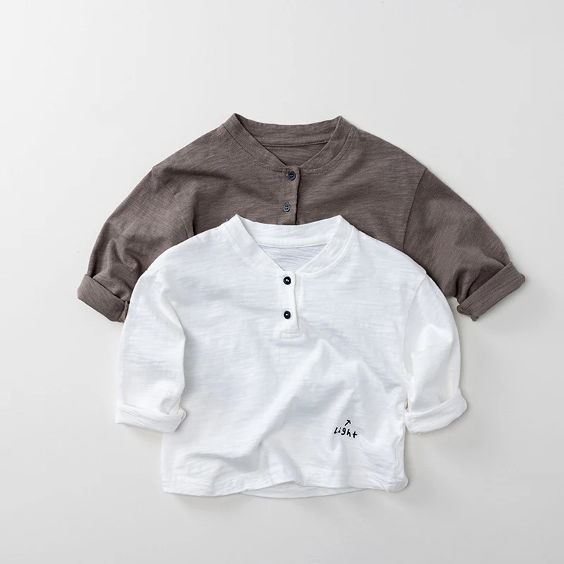 Detalle del cuello Henley abotonado de la camisa MILANCEL