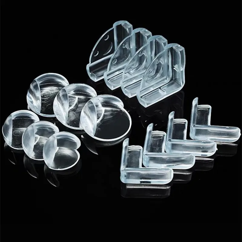 Una colección de componentes de plástico transparente que parecen ser partes de un sistema modular o un kit. Estos componentes incluyen varias formas, como cilindros, conos y bloques rectangulares. Es probable que estén diseñados para ensamblarse juntos en diferentes configuraciones, posiblemente con fines educativos, artísticos o de construcción.