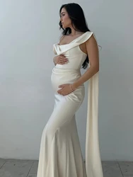 Vestido satén con un solo hombro para sesión de maternidad blanco
