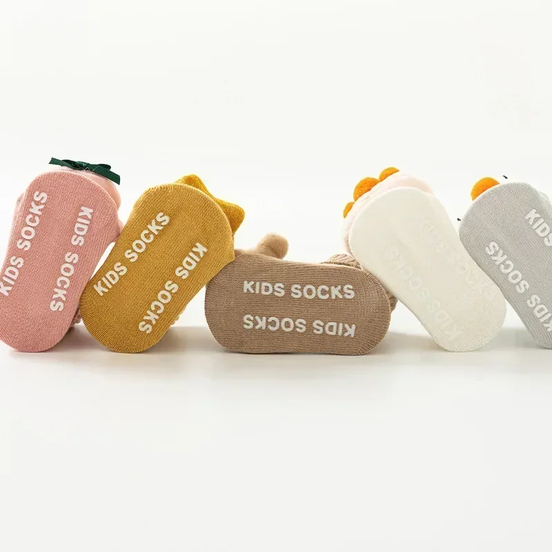 Calcetines de algodón para bebé recién nacido, empuñaduras antideslizantes, calcetines para niño pequeño, muñeca de dibujos animados bonita, primeros caminantes, calentadores de piernas para primavera y otoño - imagen 3