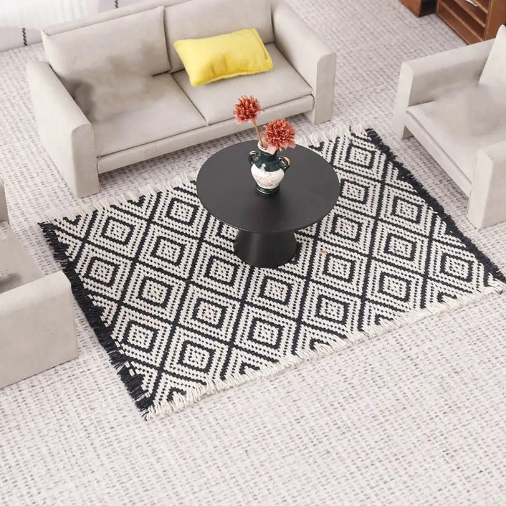 Alfombra de borla con borde blanco y negro para casa de muñecas - imagen 4