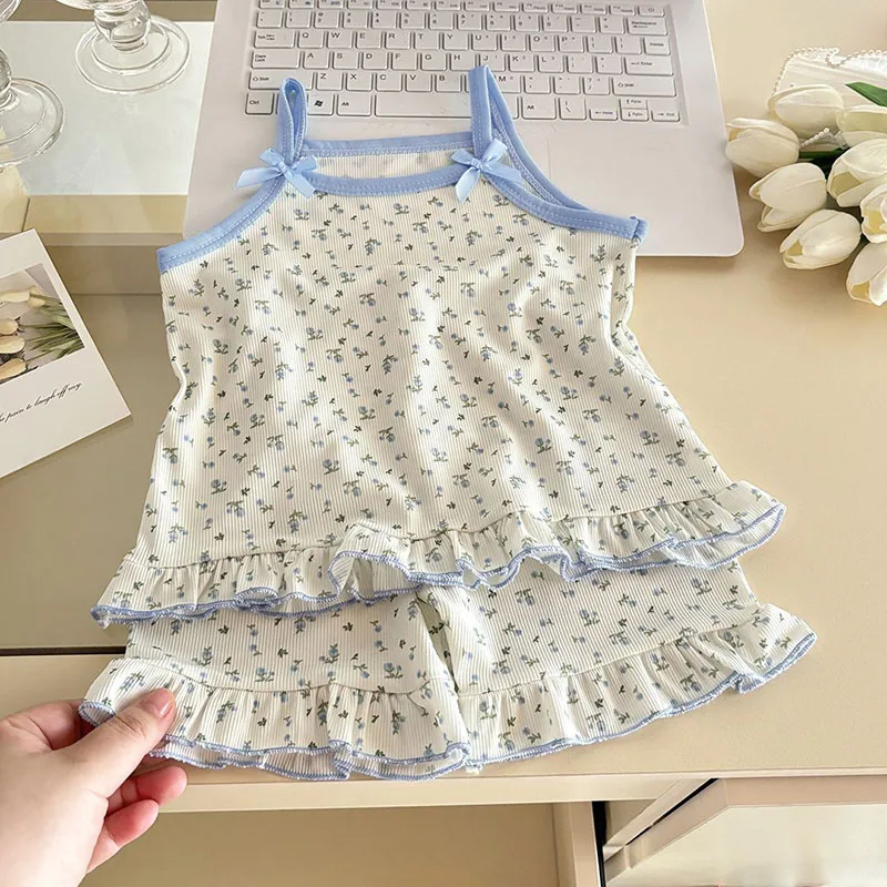 Pijama verano niña con camisola floral y pantalón corto