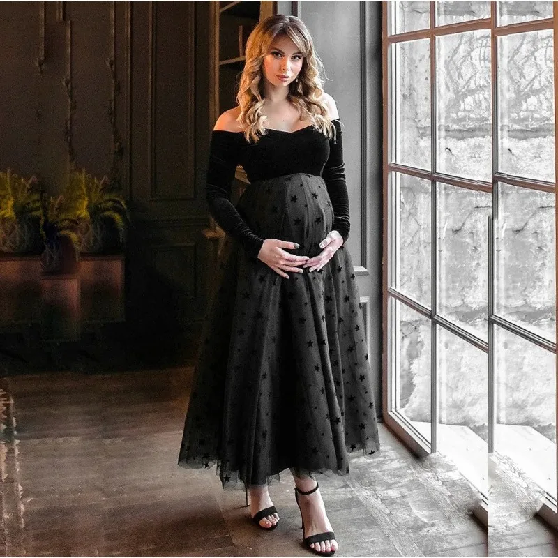 Vestido premamá de terciopelo vintage con escote en V - imagen 2