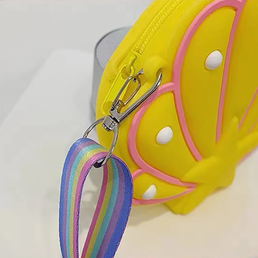 Bolso de concha morado con correa