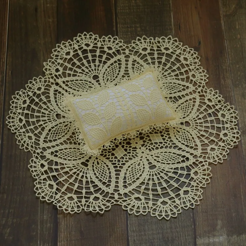 Almohada para posar bebé con tapete de encaje - Fotografía neonatal