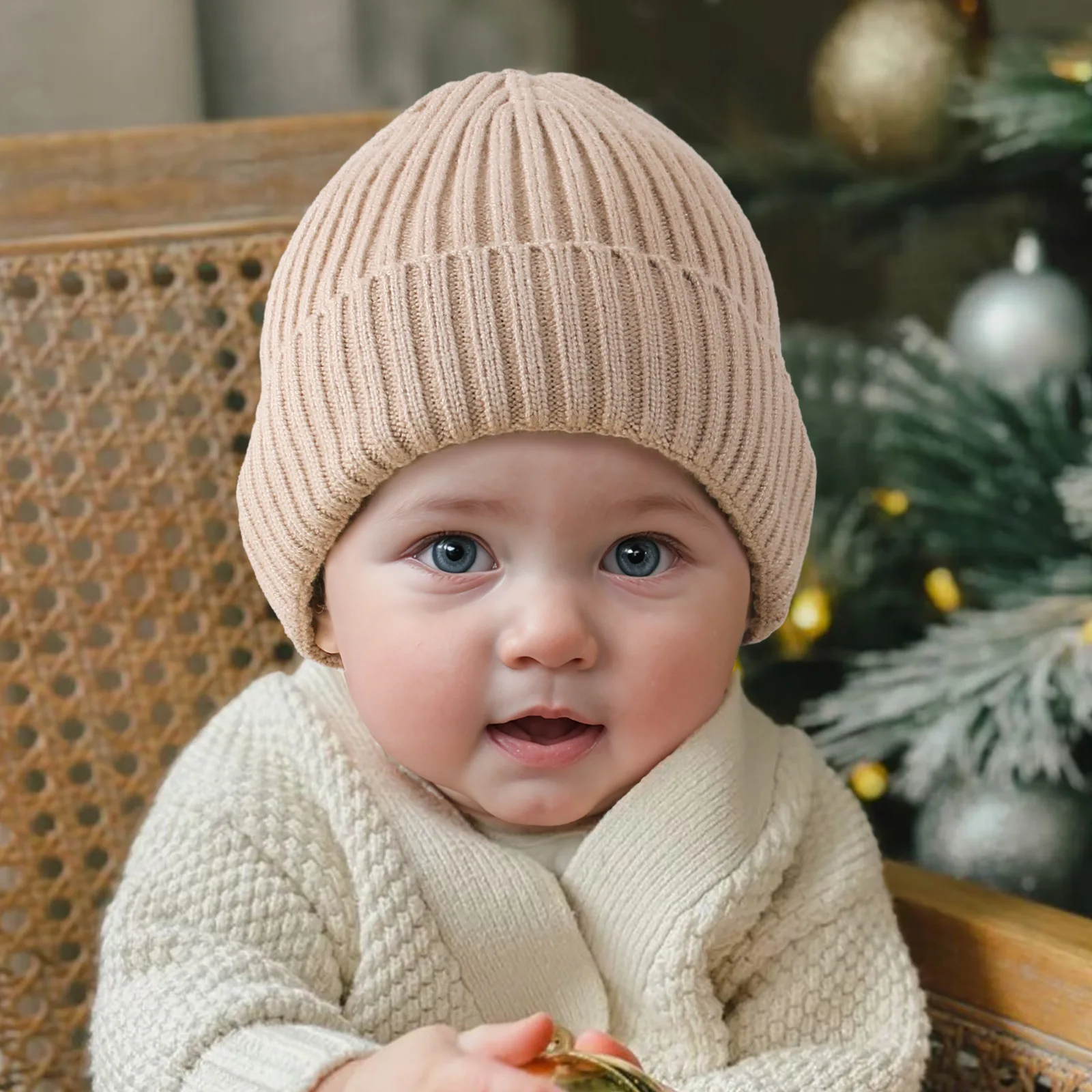 Gorro de punto para bebé en uso durante actividad al aire libre
