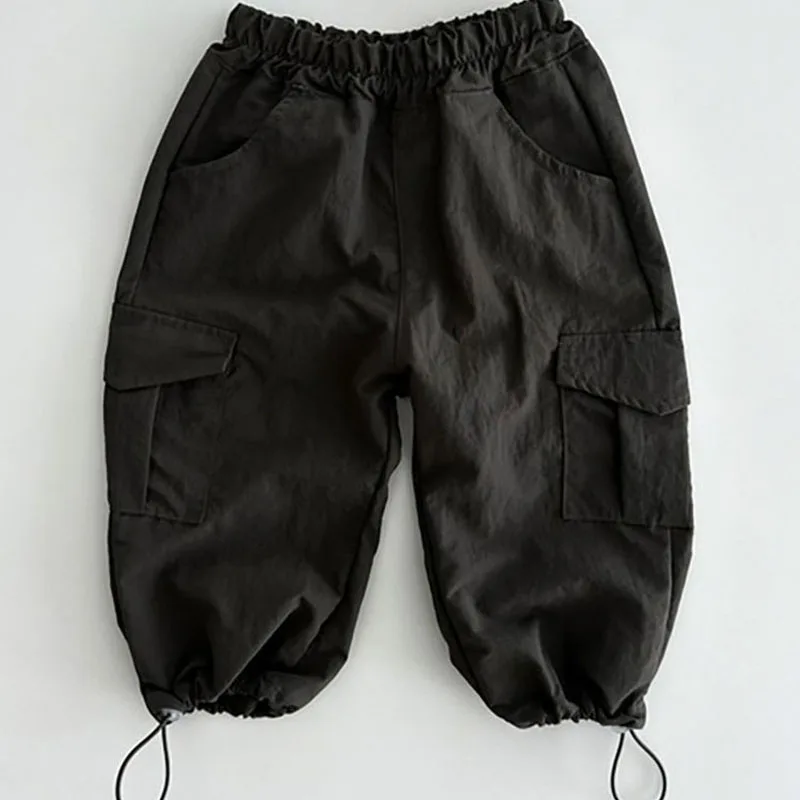 Un par de pantalones de carga negros con un bolsillo en el costado