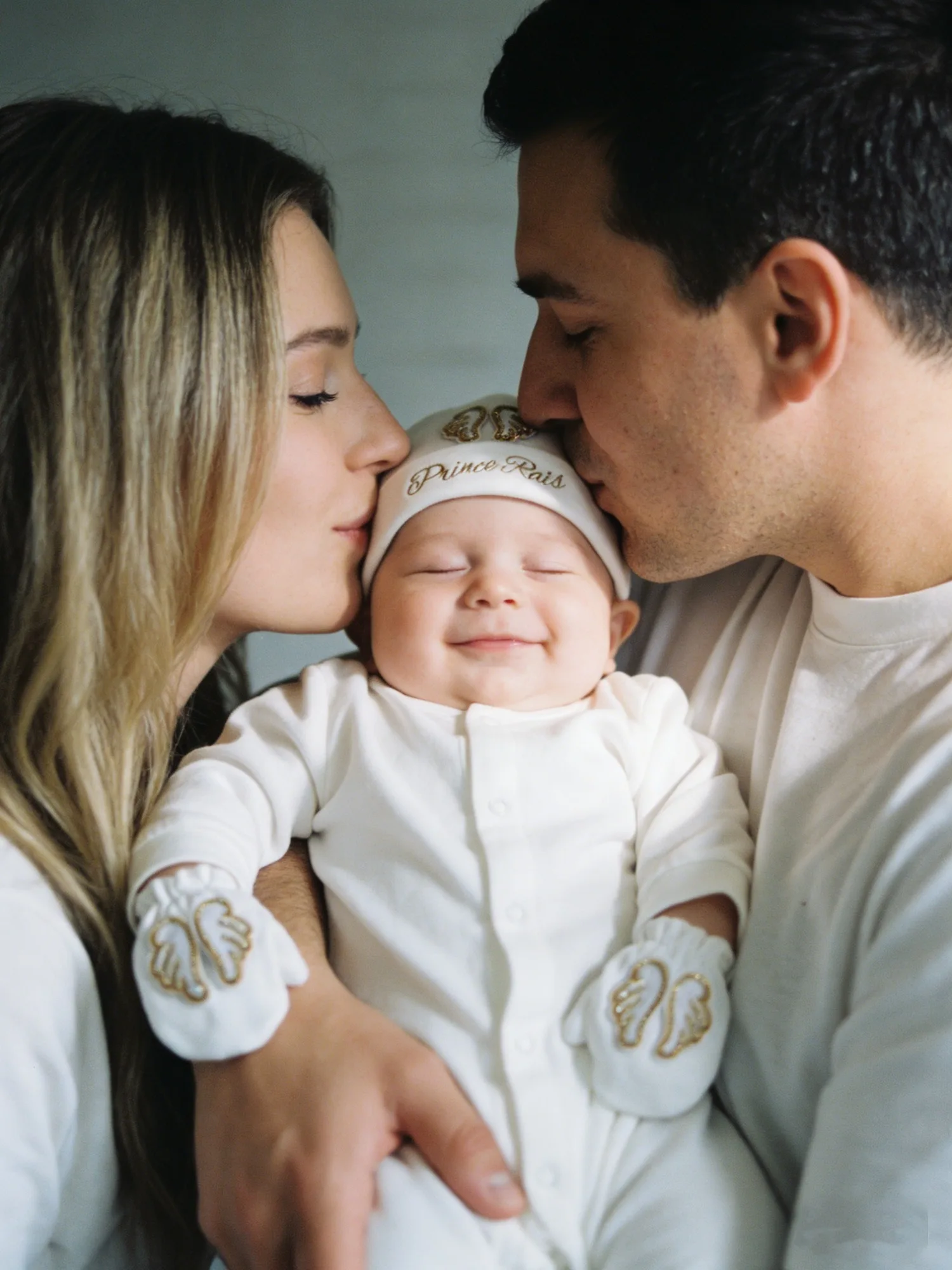 Conjunto de traje de príncipe ángel de oro blanco para bebé, mono, sombrero, zapatos, mitones con alas 3D y bordado "Prince", ropa suave para recién nacido