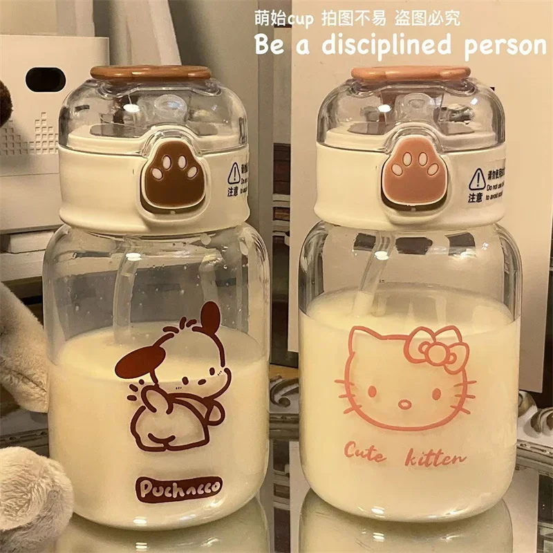Dos botellas de Hello Kitty con leche en ellas